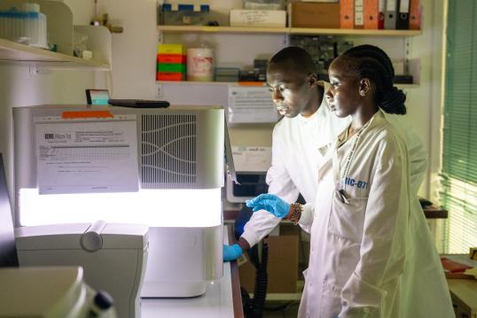 Medical researchers at an EDCTP-supported facility in Kenya